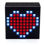 Coluna Divoom AuraBox com coração no painel LED