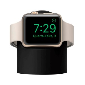 Suporte para Carregador Apple Watch com Apple Watch no relógio.